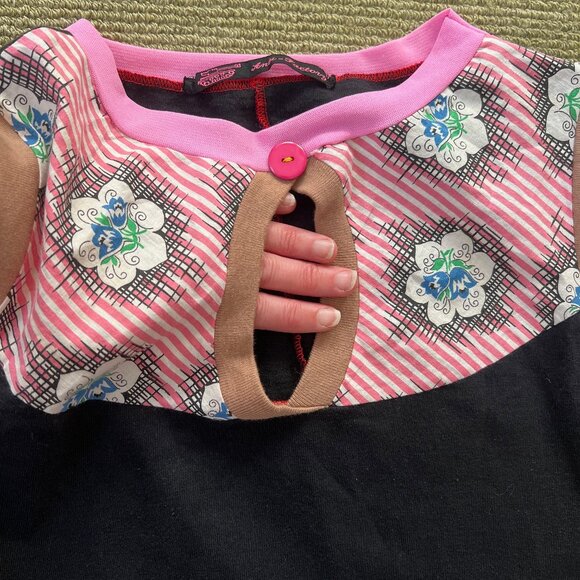 Black and Pink Keyhole Capsleeve Shirt Size Small - Picture 5 of 10